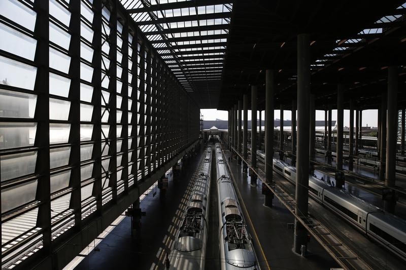 © Reuters. Seis compañías, finalistas para un pedido de hasta 30 trenes de española Renfe