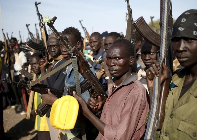 © Reuters. Jikany Nuer White Army fighters holds their weapons in Upper Nile State, South Sudan