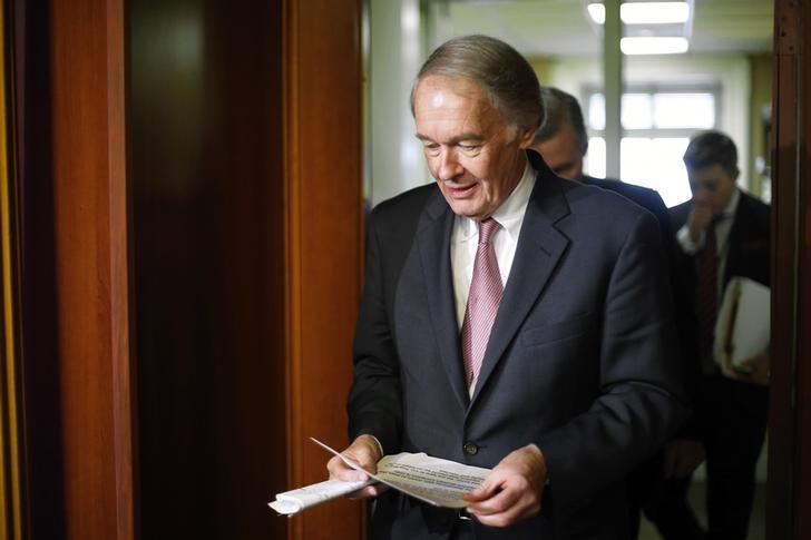 © Reuters. Markey arrives for a news conference after a Senate vote on whether to overturn a presidential veto of the Keystone XL pipeline, at the U.S. Capitol in Washington