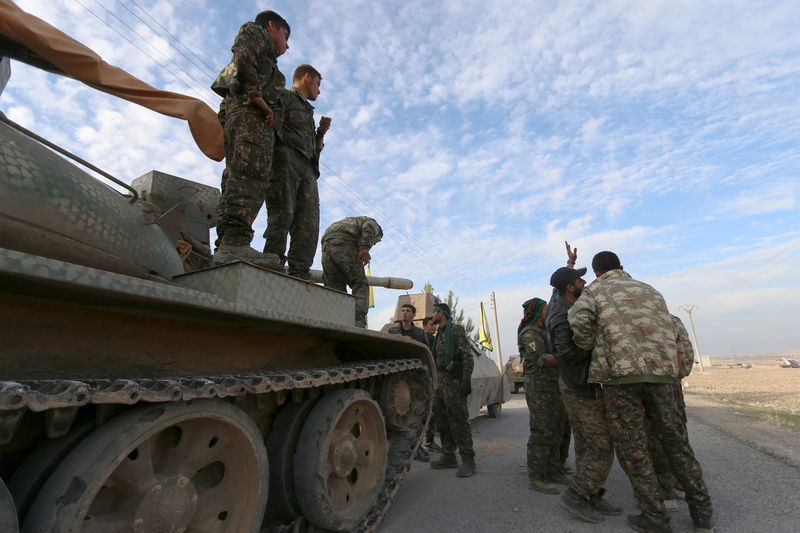 © Reuters. تحالف مقاتلين تدعمه أمريكا بسوريا يوسع قاعدة جوية لاستخدامات غير قتالية