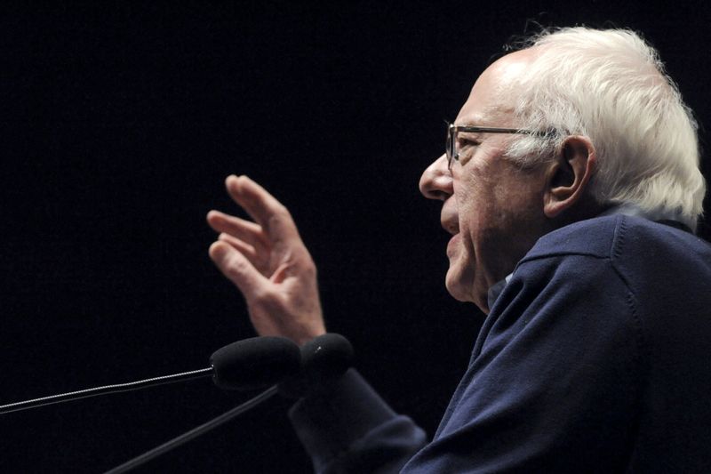 © Reuters. U.S. Democratic presidential candidate Bernie Sanders speaks at Iowa State University in Ames, Iowa