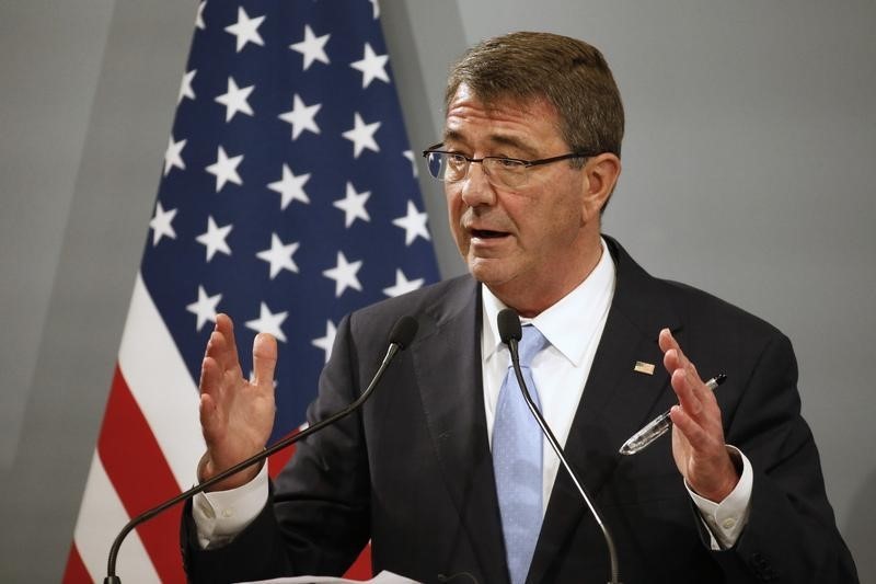 © Reuters. US Defense Secretary Ash Carter attends a news conference at the French Defence Ministry in Paris