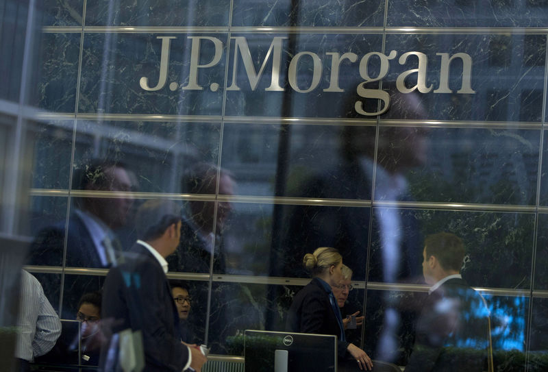 © Reuters. File photograph of workers reflected in the windows of the Canary Wharf offices of JP Morgan in London