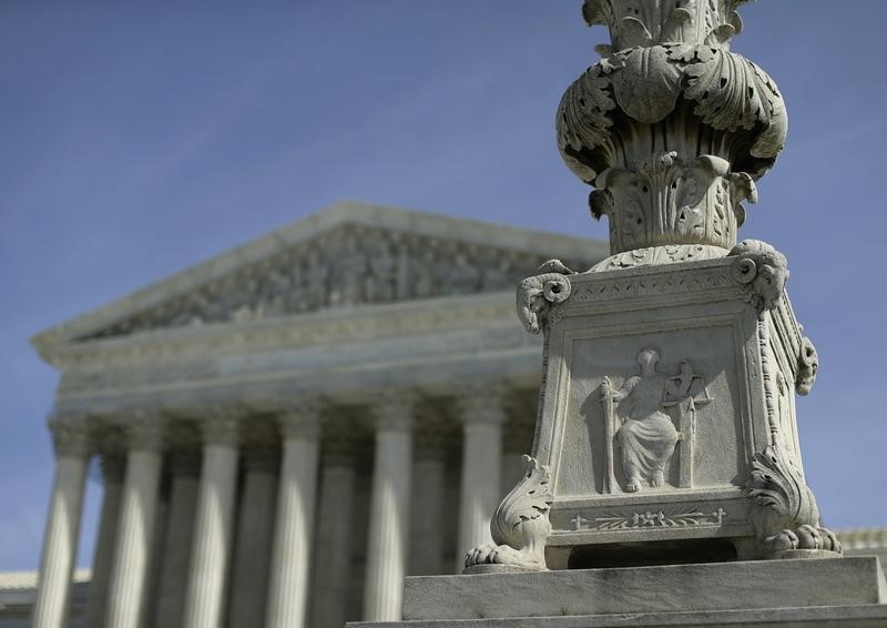 © Reuters. The exterior of the U.S. Supreme Court is seen in Washington