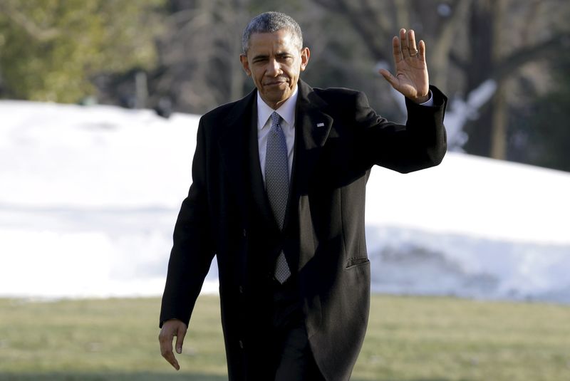 © Reuters. U.S. President Barack Obama boards Marine One as he departs from the White House in Washington