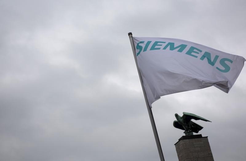 © Reuters. A Siemens flag waves after the Annual Press Conference in Berlin