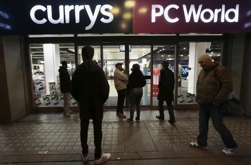 © Reuters. People wait outside a Currys PC World shop before the early opening of the Black Friday sales on Tottenham Court Road in London