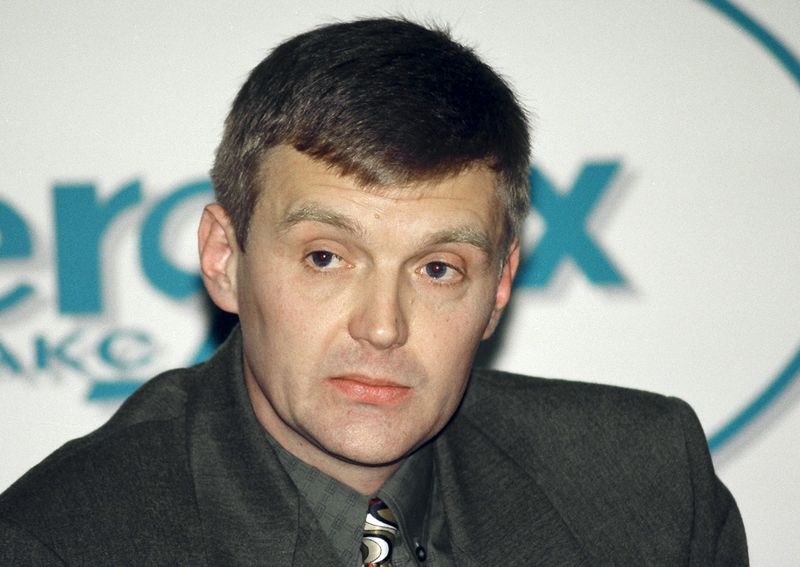 © Reuters. File photo of Litvinenko, then an officer of Russia's state security service FSB, attending a news conference in Moscow