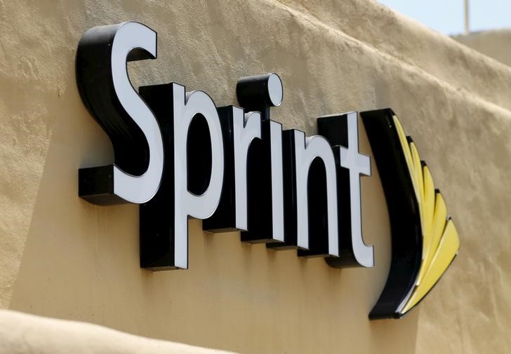 © Reuters. The logo of U.S. mobile network operator Sprint Corp is seen at a Sprint store in San Marcos, California