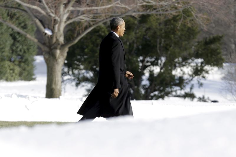 © Reuters. الحكومة الاتحادية ستظل معطلة اليوم بعد ان وقعت واشنطن أسيرة الثلوج