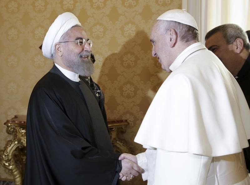 © Reuters. البابا يلتقي بروحاني ويطلب من إيران العمل على إحلال السلام بالشرق الأوسط
