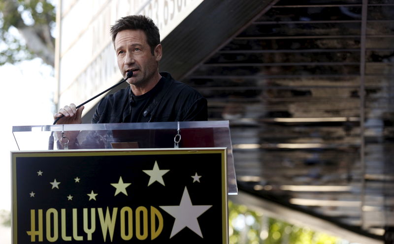 © Reuters. Ator David Duchovny discursa antes de inauguração de estrela com seu nome na Calçada da Fama de Hollywood, em Los Angeles