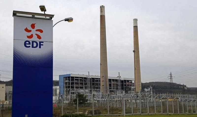 © Reuters. General view of Electricite de France (EDF) power station at Porcheville