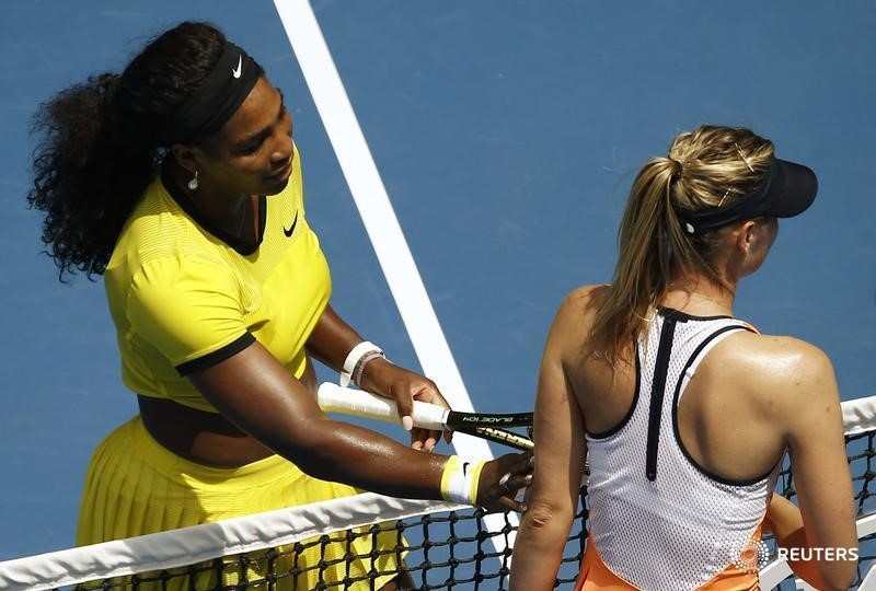 © Reuters. Serena vence a Sharapova y enfrentará a Radwanska en semis del Abierto de Australia 