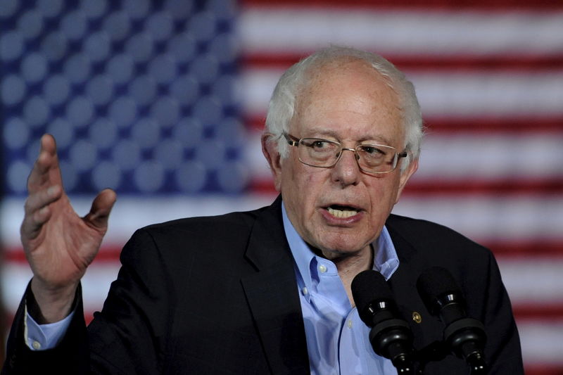 © Reuters. U.S. Democratic presidential candidate Bernie Sanders speaks at a town hall campaign event at Grinnell College in Grinnell, Iowa