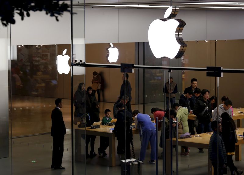 © Reuters. Apple logos are displayed at an Apple Store inside a shopping mall in the southern Chinese city of Shenzhen