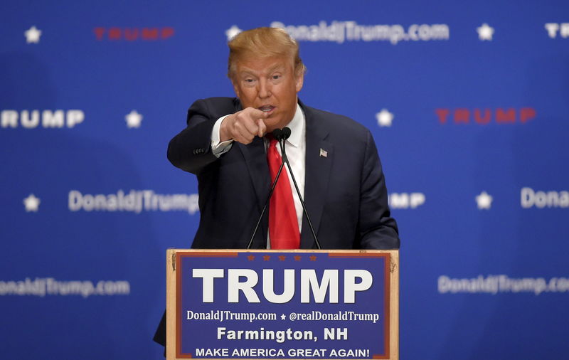 © Reuters. U.S. Republican presidential candidate Donald Trump addresses the crowd at a campaign rally in Farmington