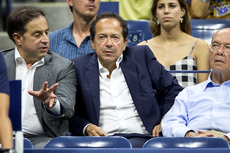 © Reuters. Billionaire hedge fund manager John Paulson attends the quarterfinals match between Federer of Switzerland and Gasquet of France at the U.S. Open Championships tennis tournament in New York
