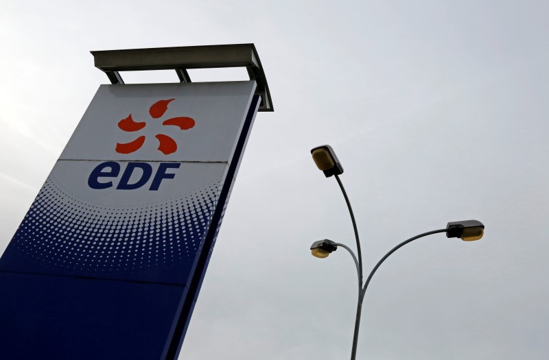 © Reuters. General view of Electricite de France (EDF) power station at Porcheville