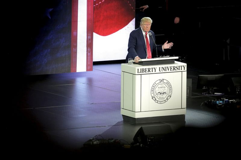 © Reuters. US Republican presidential candidate Donald Trump speaks at Liberty University in Lynchburg, Virginia.