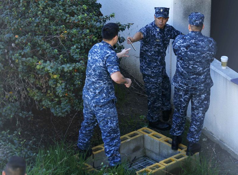 © Reuters. Navy personnel converge near parking garage adjacent to Building 26 at the Naval Medical Center in San Diego