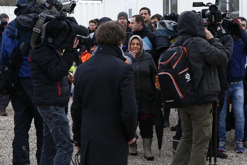 © Reuters. إصابة مهاجرين في إطلاق نار بمخيم للاجئين في فرنسا