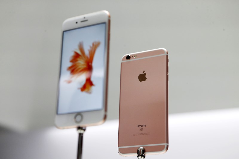 © Reuters. The new Apple iPhone 6S and 6S Plus are displayed during an Apple media event in San Francisco
