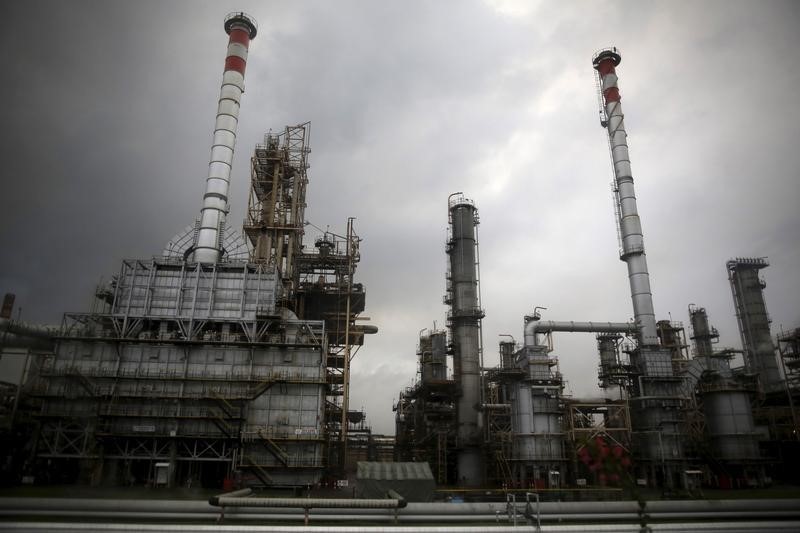 © Reuters. النفط يقفز مدعوما بآمال في تخفيضات انتاجية لتقليص وفرة المعروض