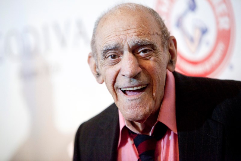 © Reuters. Ator Abe Vigoda sorri durante evento em Nova York