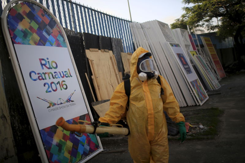 © Reuters. Agente municipal se prepara para jogar inseticida no Sambódromo, no Rio de Janeiro