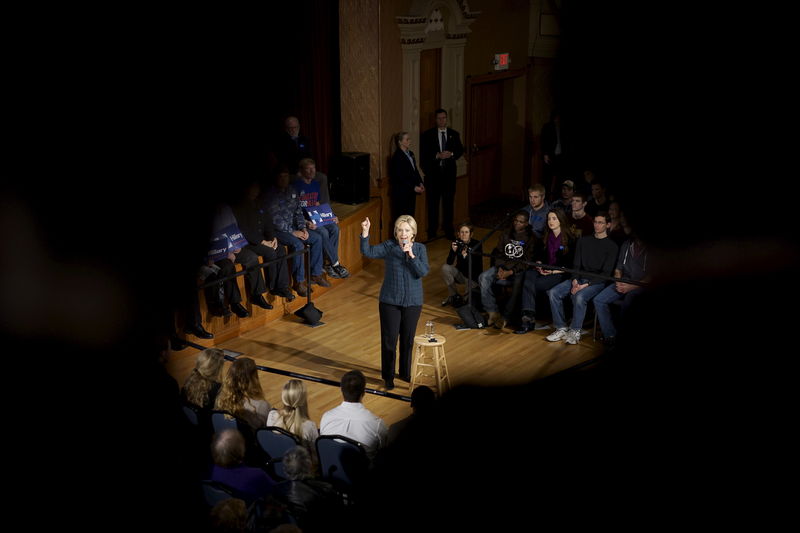 © Reuters. Democratic presidential candidate Hillary Clinton speaks at a campaign event in Decorah