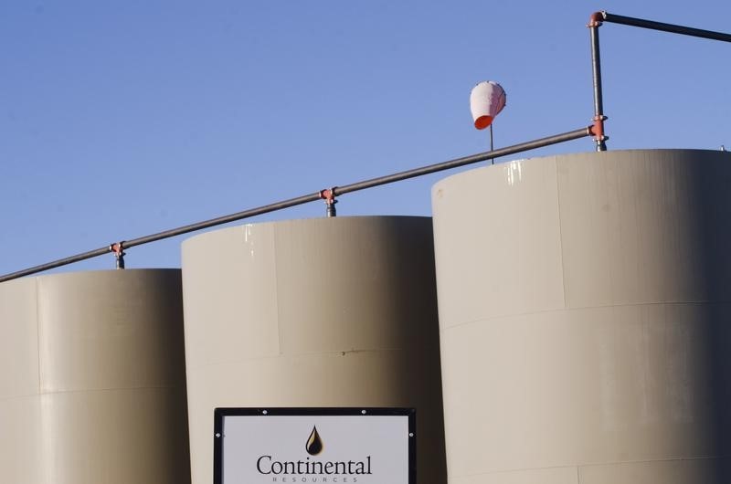 © Reuters. Storage tanks stand on a Continental Resources oil production site near Williston