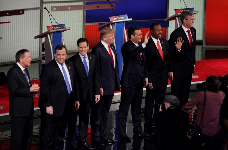 © Reuters. Republican U.S. presidential candidates pose together before the start of the Fox Business Network Republican presidential candidates debate in North Charleston