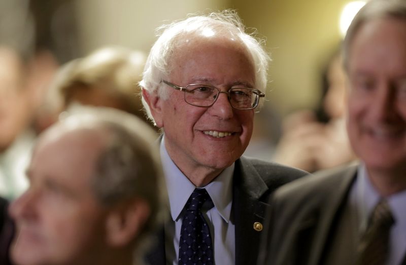 © Reuters. U.S. Democratic presidential candiate Sanders arrives to watch U.S. President Obama's State of the Union address to a joint session of Congress in Washington