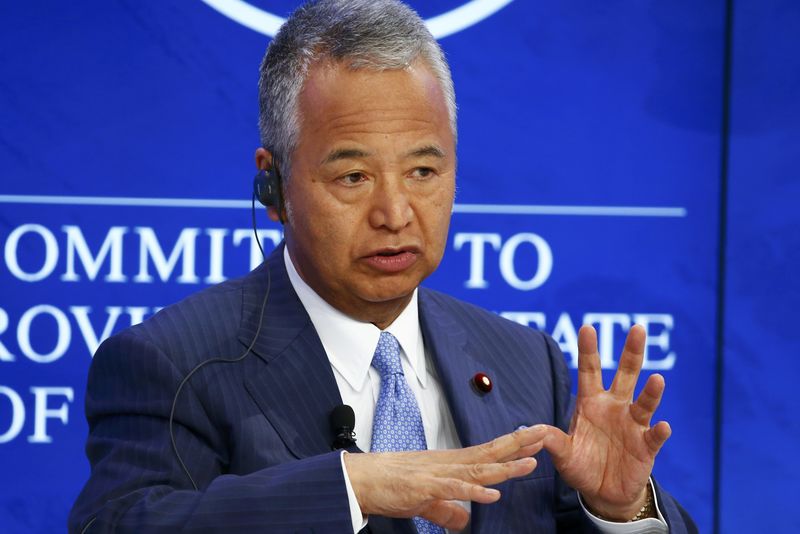 © Reuters. Amari, Japan's Minister for Economic Revitalization and Minister for Economic and Fiscal Policy, addresses the session 'Japan's Future Economy' during the annual meeting of the World Economic Forum (WEF) in Davos