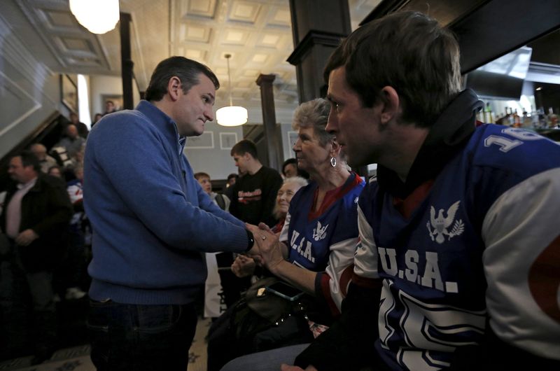© Reuters. U.S. Republican presidential candidate Ted Cruz greets attendees at a campaign event in Centerville