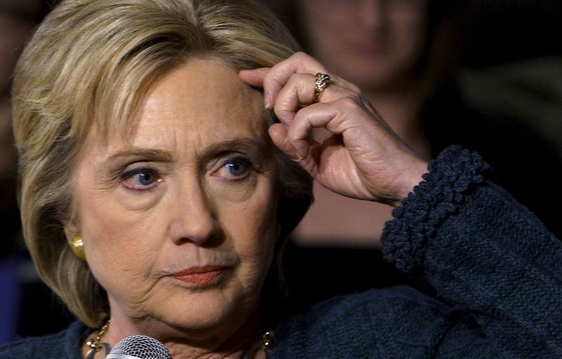 © Reuters. U.S. Democratic presidential candidate Hillary Clinton speaks at a campaign event in Decorah