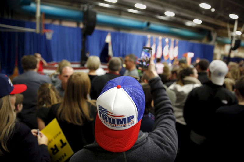 © Reuters. A supporter of U.S. Republican presidential candidate Donald Trump takes a photo of the stage at a campaign rally at the University of Iowa in Iowa City, Iowa