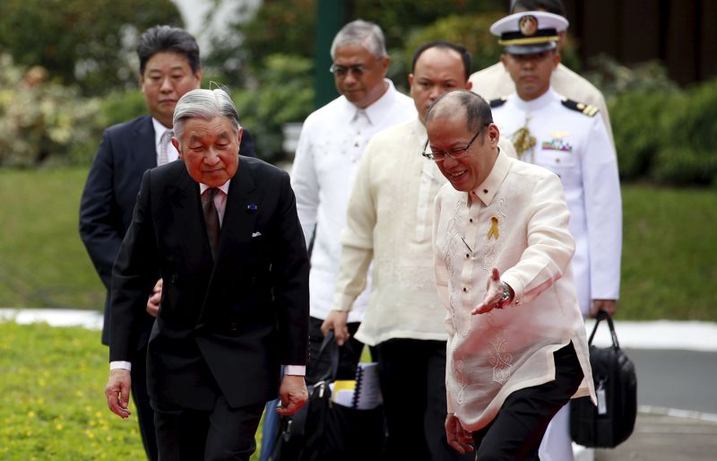 © Reuters. Philippines' President Benigno Aquino escorts Japan's Emperor Akihito during a welcoming ceremony for the emperor by President Benigno Aquino at the Malacanang presidential palace in Manila