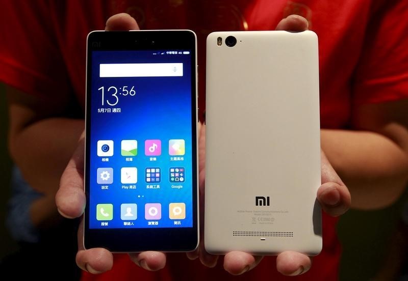 © Reuters. Xiaomi's smartphone Mi 4i are displayed in Taipei