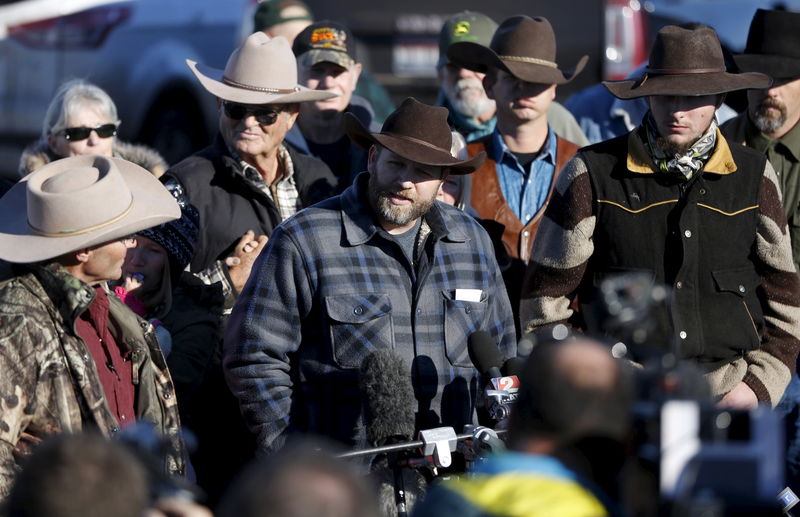 © Reuters. Leader of a group of armed protesters Ammon Bundy talks to the media at the Malheur National Wildlife Refuge near Burns, Oregon