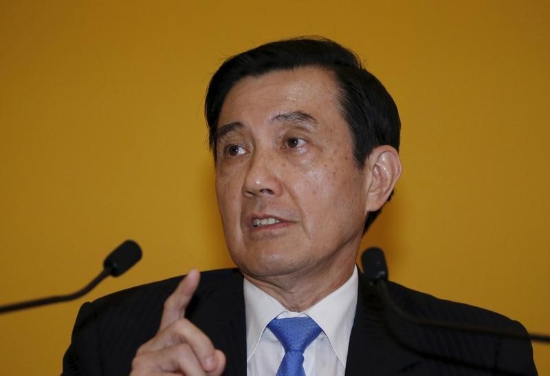 © Reuters. Taiwan's President Ma Ying-jeou speaks at a news conference after a meeting with Chinese President Xi Jinping at a summit in Singapore 