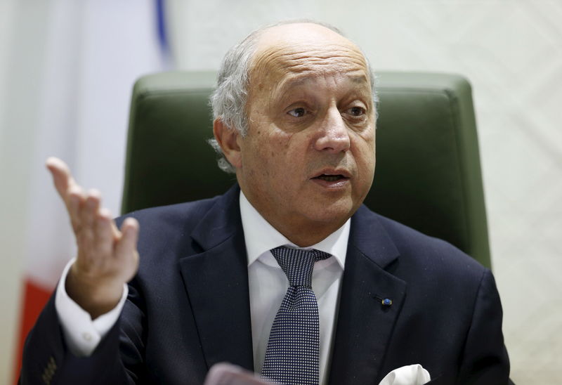 © Reuters. French Foreign Minister Laurent Fabius gestures as he speaks during a joint news conference with Saudi Arabia's Foreign Minister Adel al-Jubeir in Riyadh 