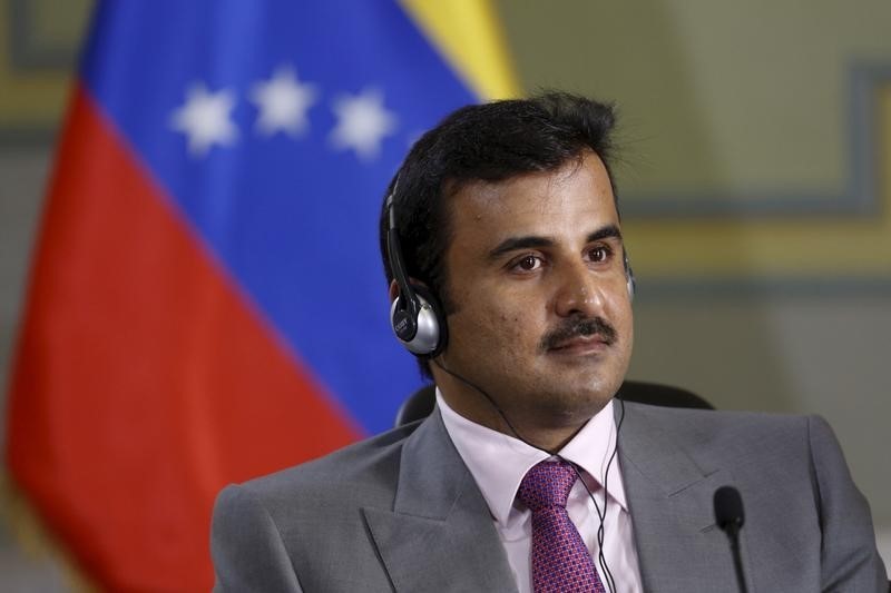 © Reuters. Qatar's Emir Sheikh Tamim Bin Hamad Al-Thani attends a meeting with Venezuela's President Nicolas Maduro at Miraflores Palace in Caracas