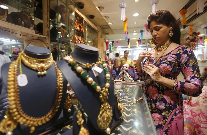 © Reuters. Ювелирный магазин на рынке в Мумбаи