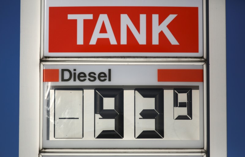 © Reuters. A price for diesel fuel is pictured at a petrol station in Dortmund