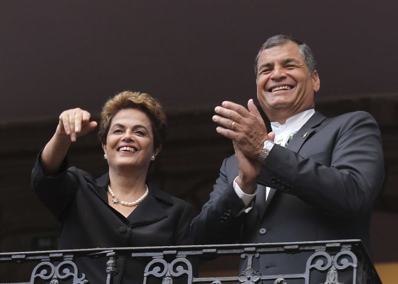 © Reuters. Presidente Dilma Rousseff ao lado do presidente do Equador, Rafael Correa, em Quito