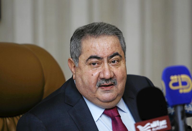 © Reuters. Iraq's Finance Minister Hoshiyar Zebari speaks during a news conference in Baghdad 