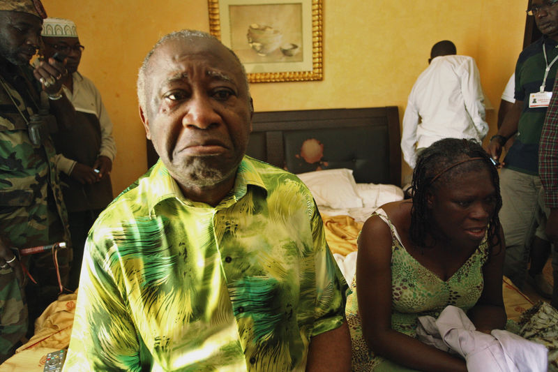 © Reuters. Ivory Coast's Laurent Gbagbo and his wife Simone sit in a room at Hotel Golf in Abidjan, after they were arrested