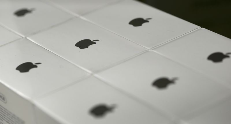 © Reuters. Apple logos are seen on boxes in a shop in Munich